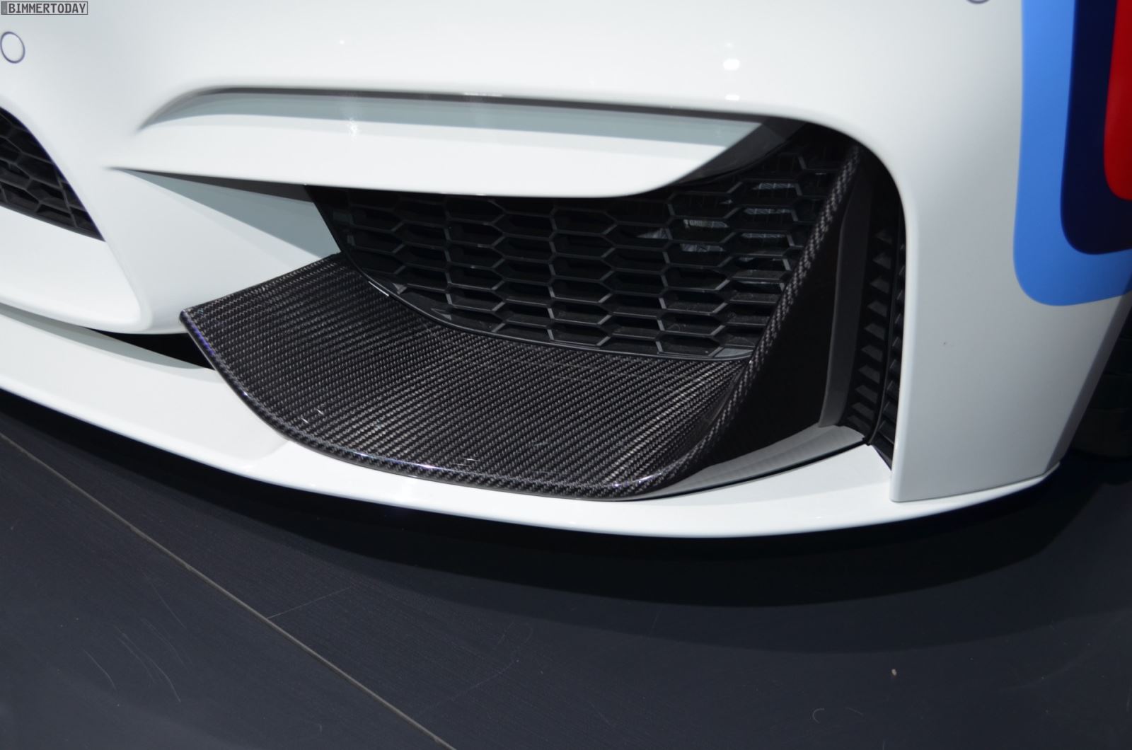 F82 M4 front lower lip splitter 01